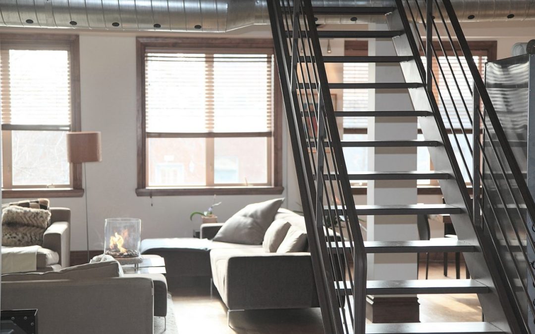 Industrialna szklana ściana i inne pomysły na urządzenie mieszkania w stylu loft