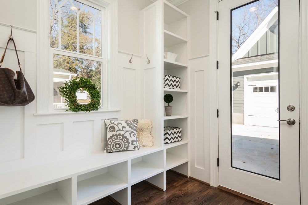 Drzwi przeszklone vs szklane – co sprawdzi się lepiej w mieszkaniu?