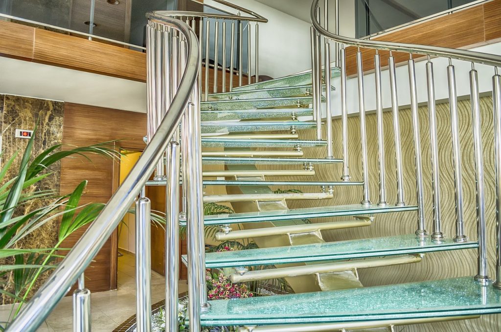 Jakie są wady i zalety szklanych schodów do domu