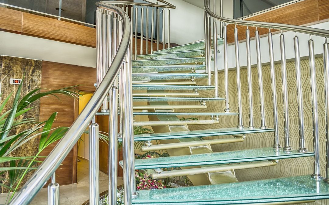 Czy warto wybrać szklane schody na wymiar do domu? Wady, zalety i zastosowanie