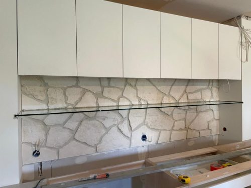 Półki szklane na wymiar - realizacje w Krakowie